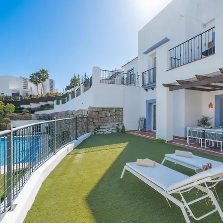 Paradisiacal 3 Bdrm With Sea Views, Gym & Lägenhet *