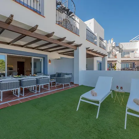 Paradisiacal 3 Bdrm With Sea Views, Gym & Lägenhet *