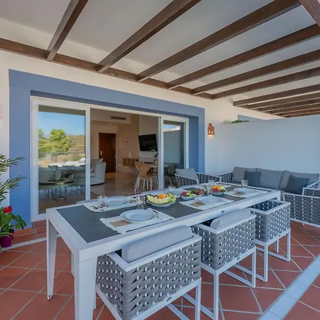 Paradisiacal 3 Bdrm With Sea Views, Gym & Lägenhet *